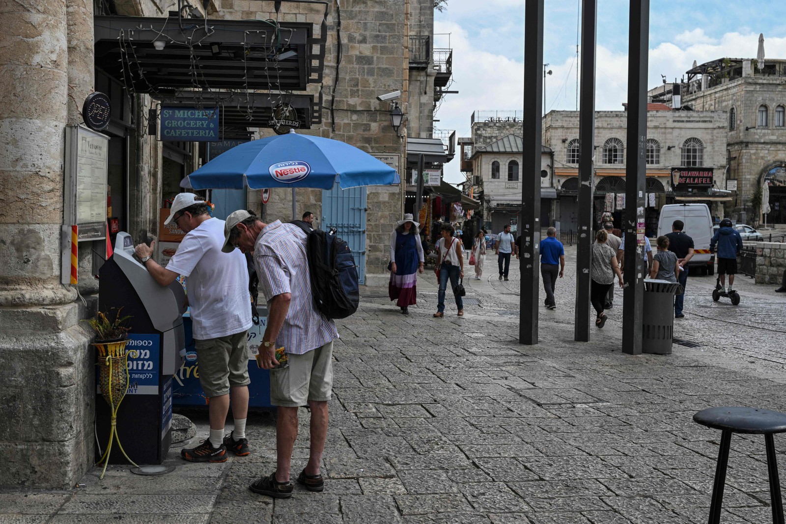 Turistas tirando dinheiro em caixas da Jerusalém Oriental, anexada por Israel em 1967 — Foto: Yuri Cortez/AFP