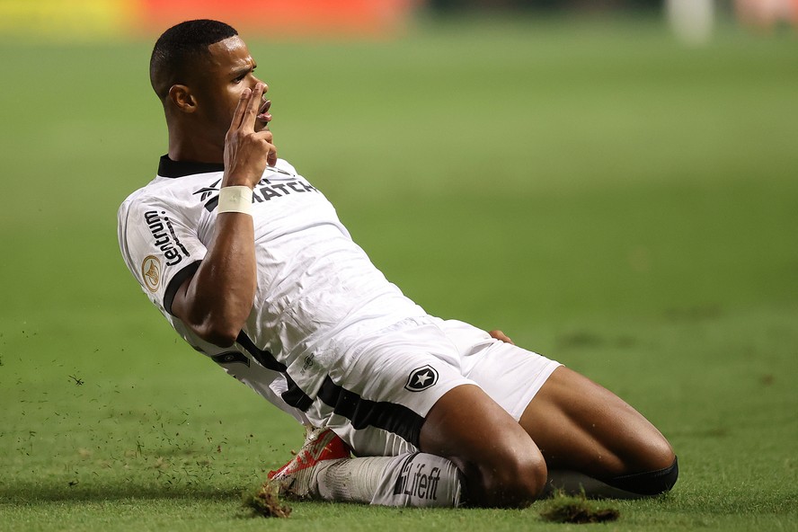 Júnior Santos comemora um dos dois gols da vitória do Botafogo