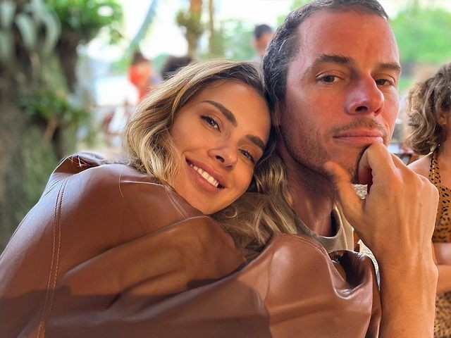 Carolina Dieckmann e Tiago Worcman estão casados há 20 anos. Ele é executivo e trabalha nos Estados Unidos, enquanto ela passa longas temporadas no Brasil para gravar novelas — Foto: Reprodução/Instagram