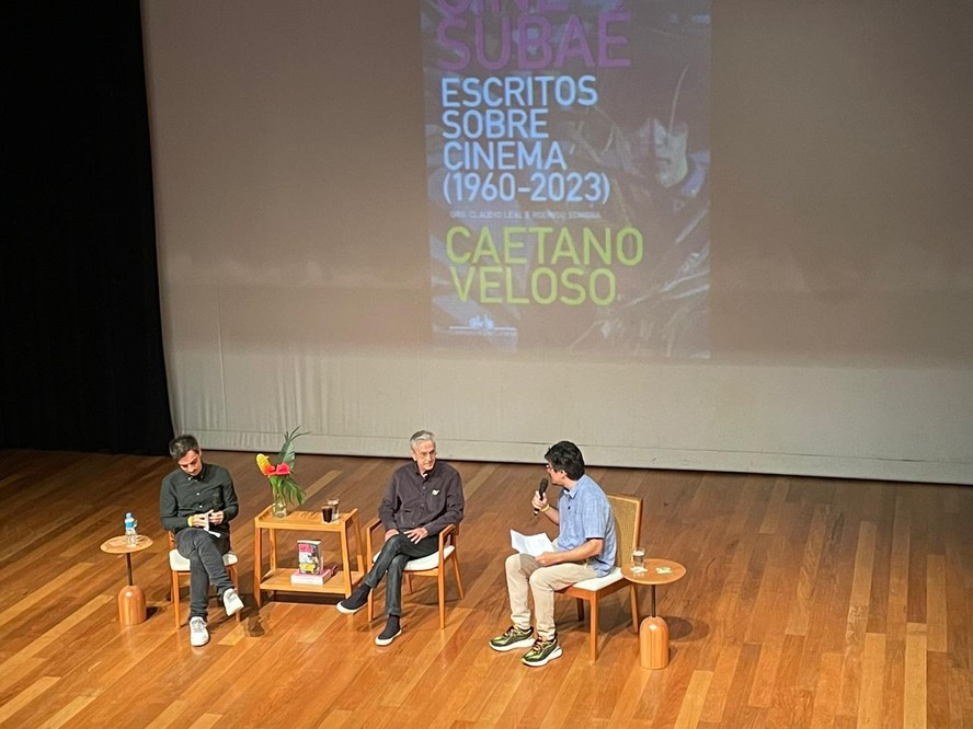 Caetano Veloso entre Claudio Leal e Rodrigo Sombra (de preto) no lançamento de seu livro ‘Cine Subaé: Escritos sobre cinema (1960 - 2023)’