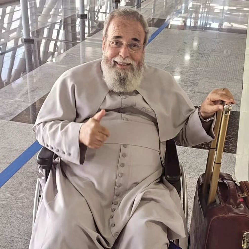 Durante uma viagem a Recife, padre Antônio Maria afirmou ter caído ao entrar no avião e precisou de cadeira de rodas — Foto: @padreantoniomaria.original no Instagram