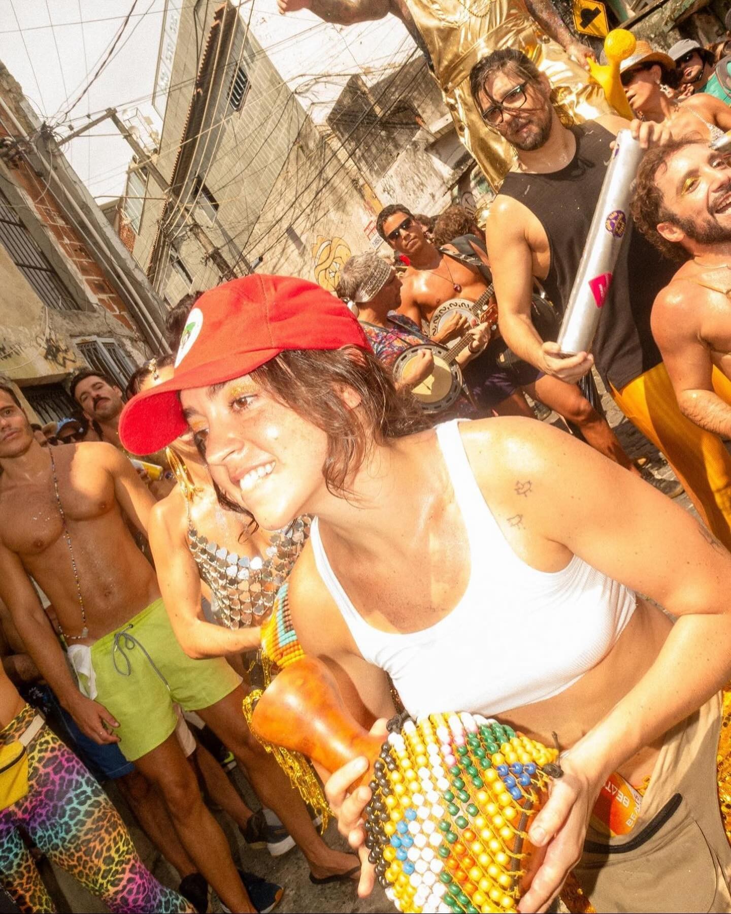 Valentina Bandeira toca xequerê em bloco do Rio — Foto: Reprodução/Redes sociais