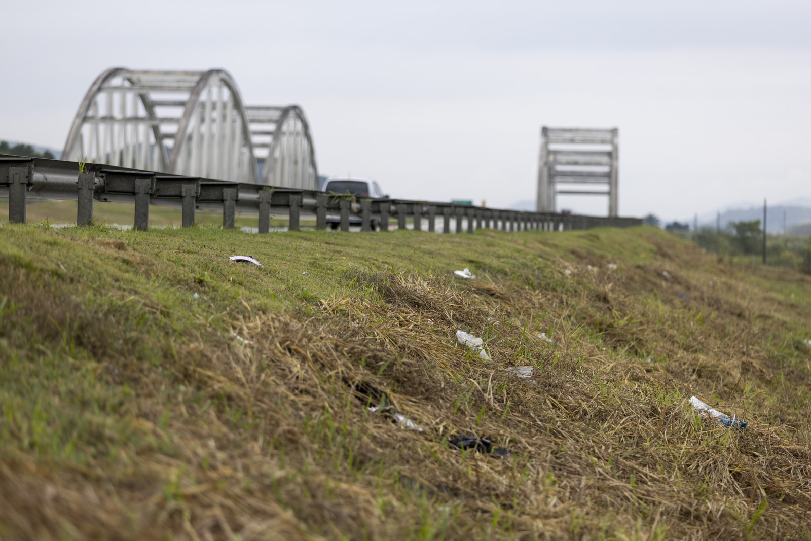 Lixo chama a atenção na beira das pistas do Arco Metropolitano — Foto: Márcia Foletto / Agência O Globo