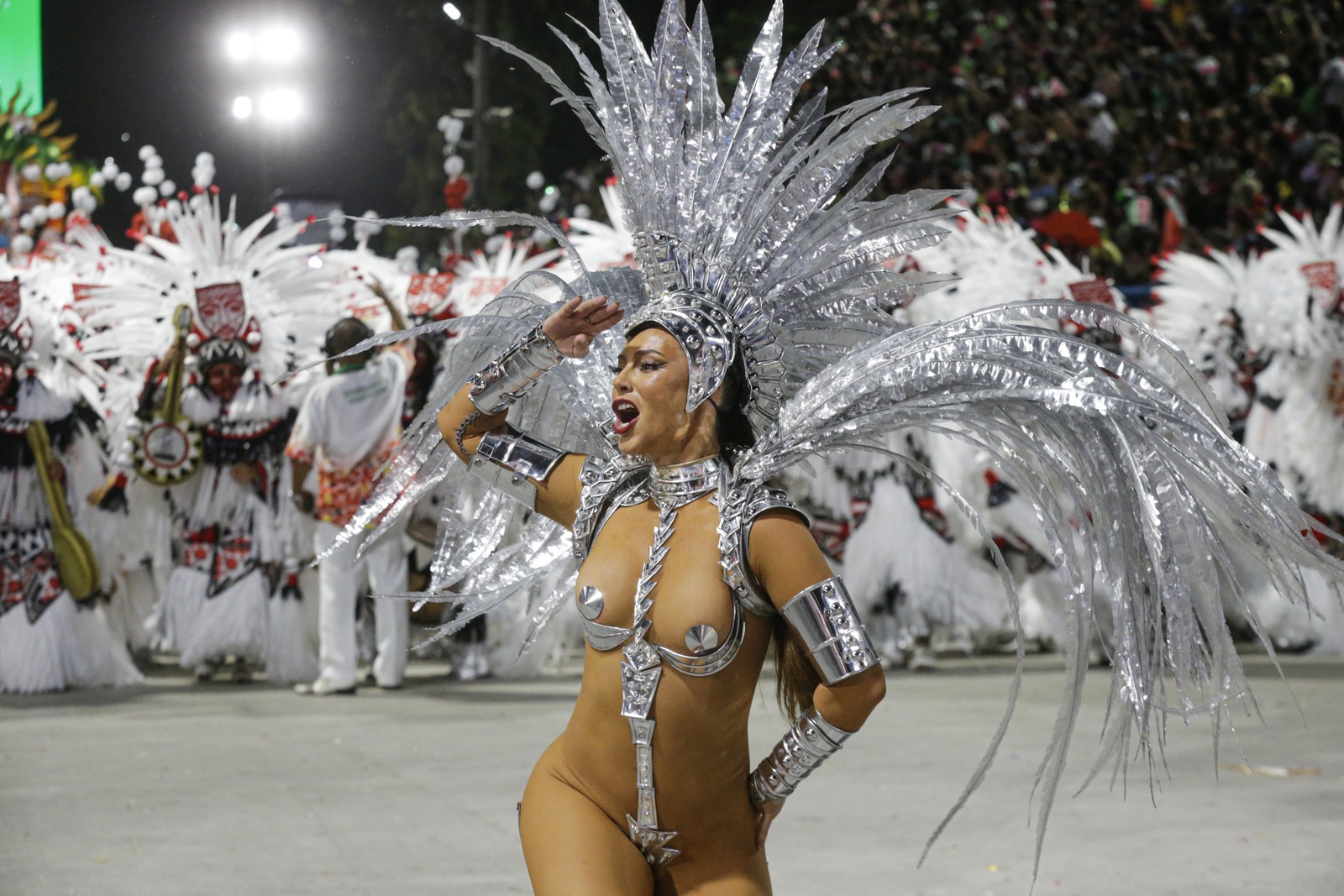 Paolla Oliveira, rainha de bateria, desfilou com fantasia representando o orixá Ogum — Foto: Domingos Peixoto