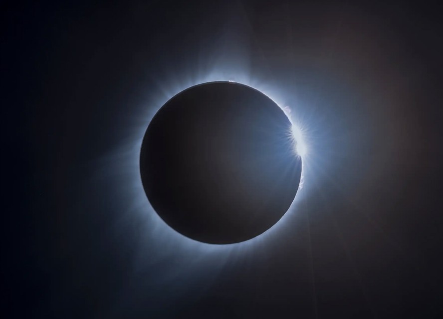 O efeito “anel de diamante” durante o eclipse solar de 2017