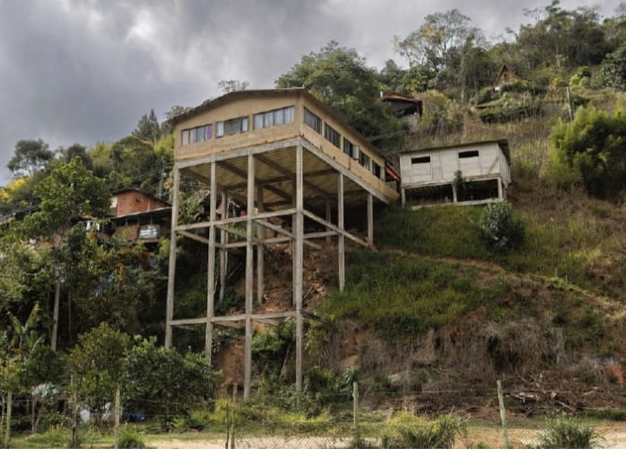 'Casa aranha” no Vale do Cuiabá, distrito de Petrópolis atingido pelas chuvas de 2011: duas interdições e nove multas