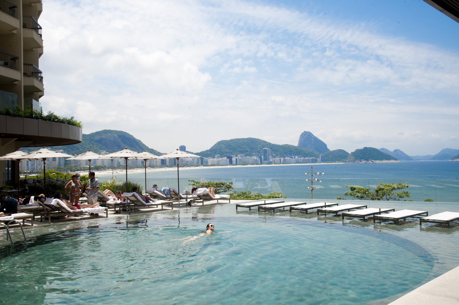 A piscina do Fairmont Copacabana — Foto: Agência O Globo