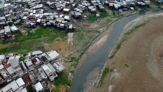 Baixa no nível do Rio Negro, em Manaus, dificulta a navegação de embarcações — Foto: Michael Dantas/AFP