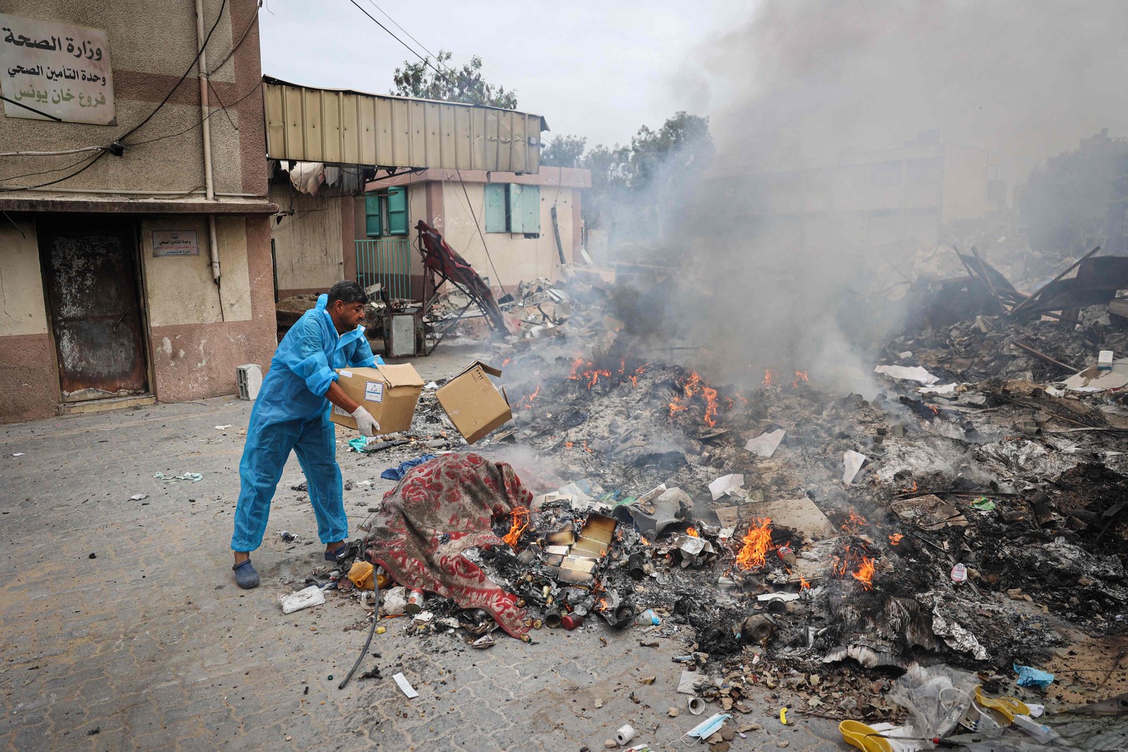 Os palestinos trabalham na reabilitação do devastado Hospital Nasser em Khan Yunis, no sul da Faixa de Gaza, em 2 de maio de 2024, em meio ao conflito em curso entre Israel e o grupo militante palestino Hamas. — Foto: AFP