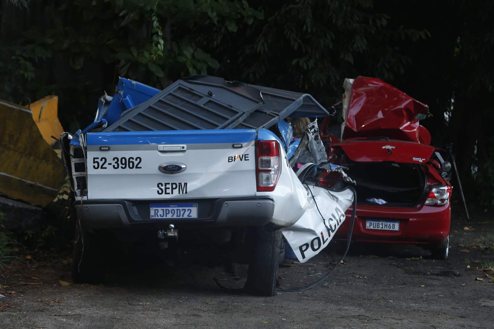 A viatura e o carro de passeio que se acidentaram após perseguição — Foto: Fabiano Rocha/Agência O Globo