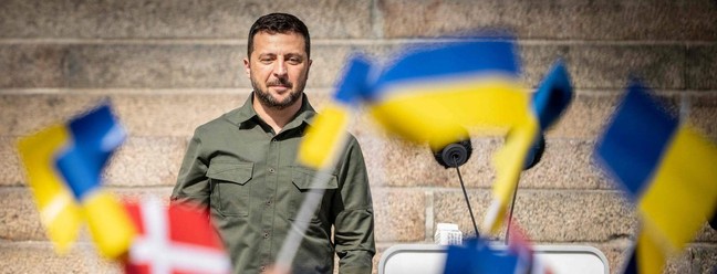 O presidente ucraniano Volodymyr Zelensky fala à multidão em frente ao Parlamento dinamarquês em Copenhague, Dinamarca — Foto: Mads Claus Rasmussen / Ritzau Scanpix / AFP