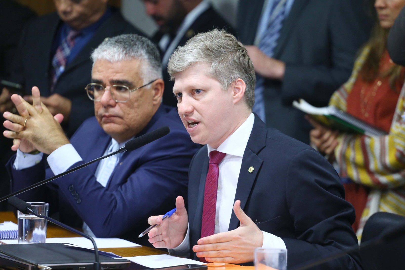 O deputado Marcel Van Hattem (Novo-RS) também estava na mesa no primeiro dia da Comissão. Foto Vinicius Loures/Câmara dos Deputados