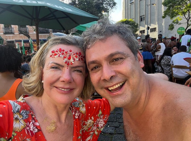 Gleisi Hoffmann e Lindbergh Farias no bloco Boitatá, no domingo, no centro do Rio — Foto: Reprodução/Instagram