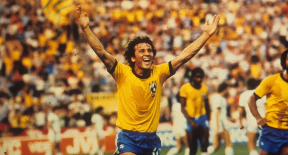 Zico celebra gol do Brasil contra Argentina na Copa de 1982, na Espanha — Foto: Anibal Philot/Agência O GLOBO