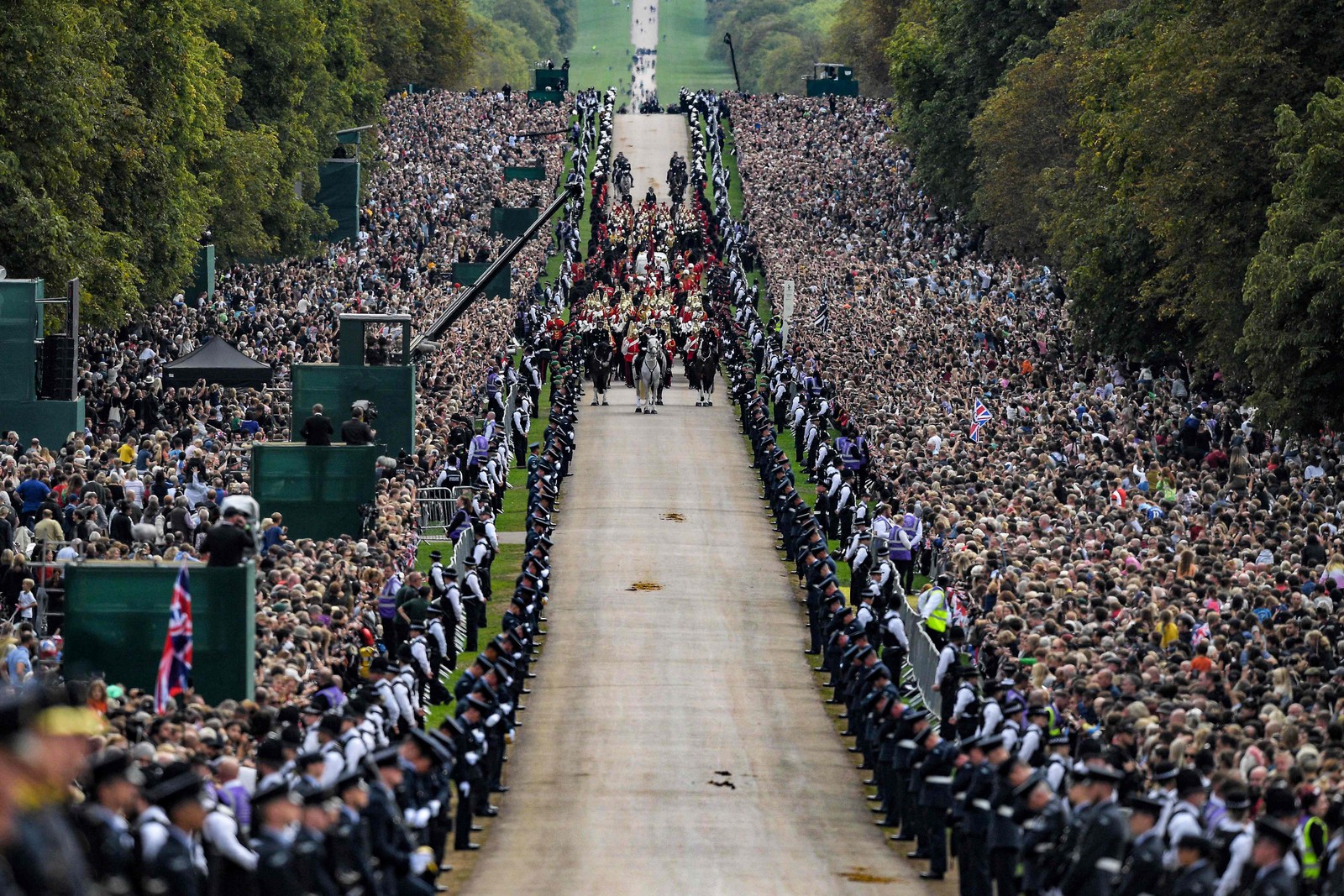 Cortejo fúnebre leva o caixão da Rainha Elizabeth II, a bordo do State Hearse, em Windsor, em 19 de setembro. — Foto: CARL DE SOUZA / POOL / AFP