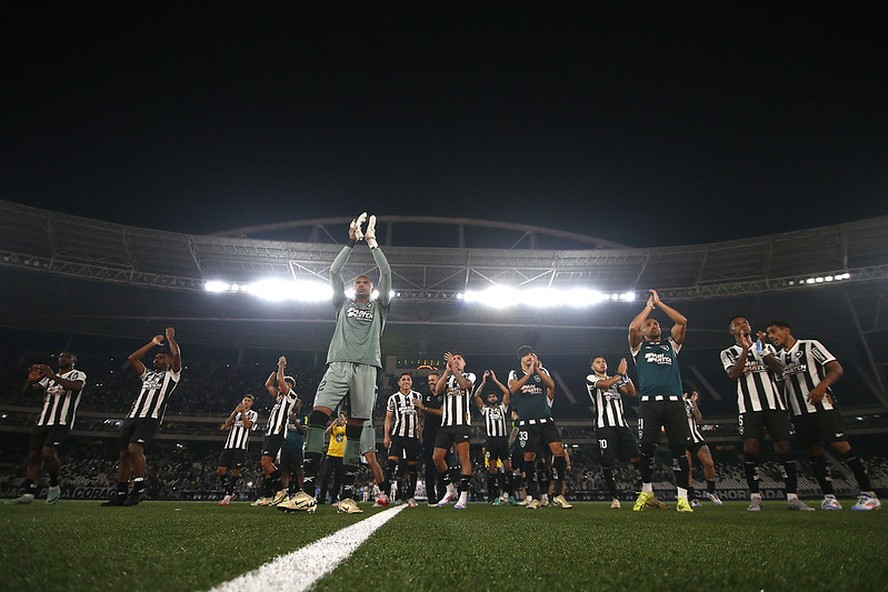 Jogadores do Botafogo agradecem apoio da torcida após mais uma vitória no Brasileiro