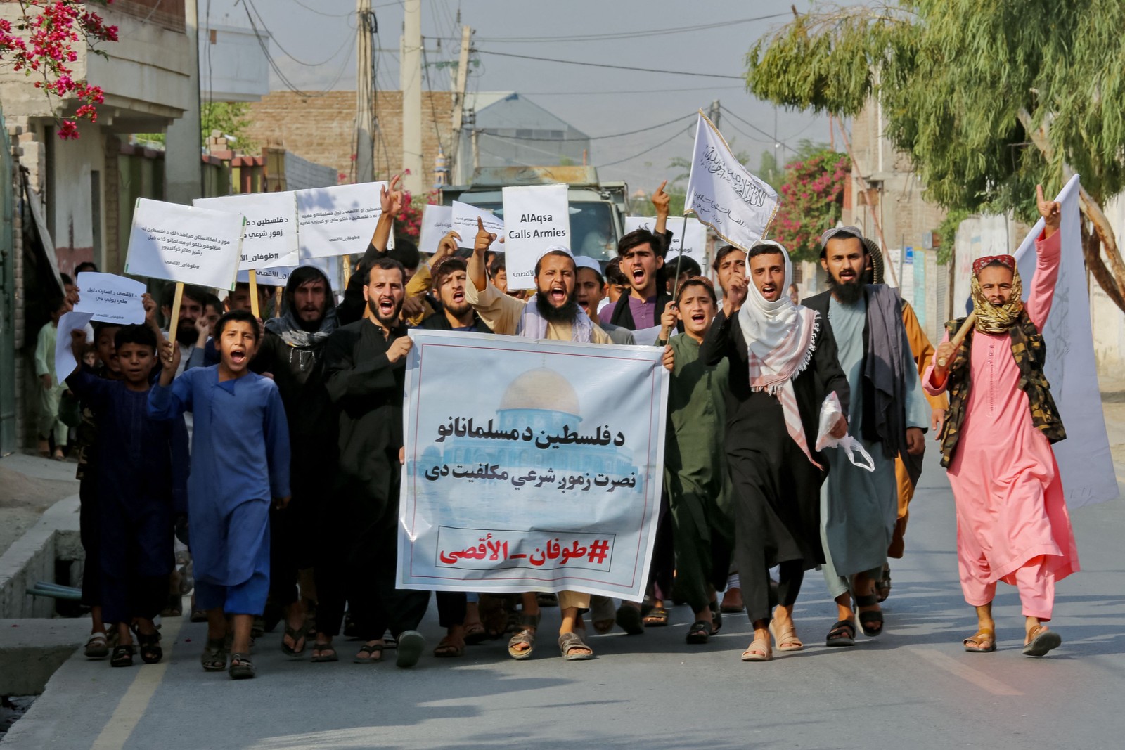 Manifestantes afegãos marcham durante uma manifestação anti-Israel — Foto: Shafiullah KAKAR / AFP