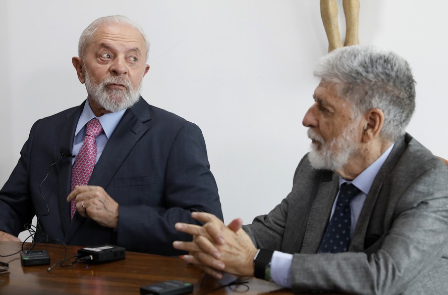 O presidente Luiz Inácio Lula da Silva e o assessor especial para assuntos internacionais da Presidência, Celso Amorim, durante reunião com o secretário de Estado dos EUA, Antony Blinken, no Palácio do Planalto na última quarta-feira (21)