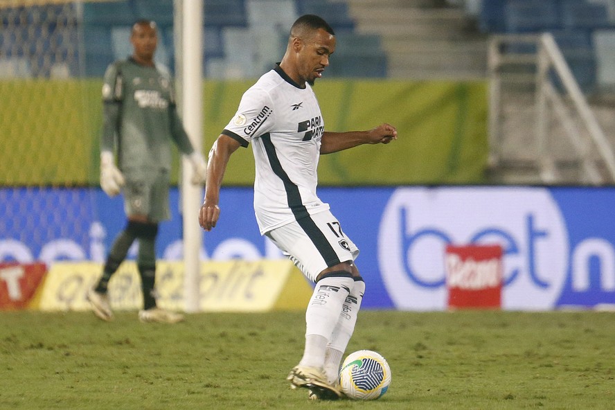 Marlon Freitas reclamou do pênalti marcado para o Cuiabá