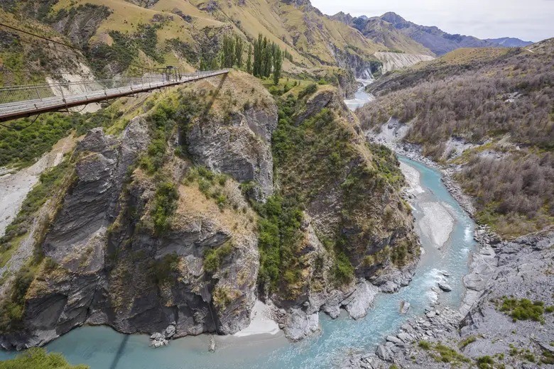 Skippers Canyon Road, Nova Zelândia: Ela tem 22 quilômetros de estradas estreitas e sinuosas, curvas fechadas e declives íngremes em um desfiladeiro — Foto: Reprodução