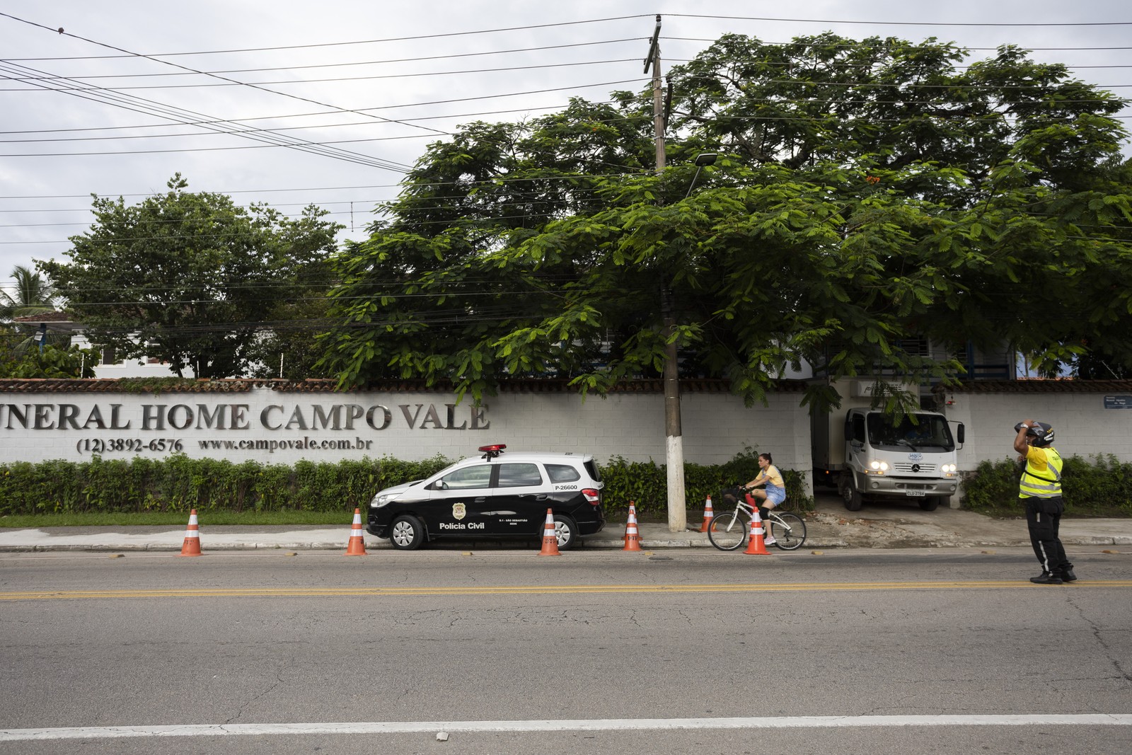 Corpos de vítimas das chuvas foram velados em casa funerária de São Sebastião — Foto: Maria Isabel Oliveira/Agência O Globo