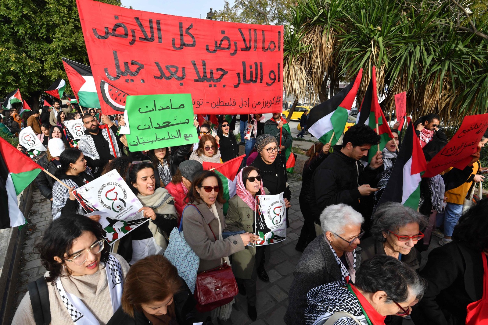Mulheres de Tunis, na Tunísia, solidarizam-se com as mulheres palestinas no Dia Internacional das Mulheres — Foto: FETHI BELAID
