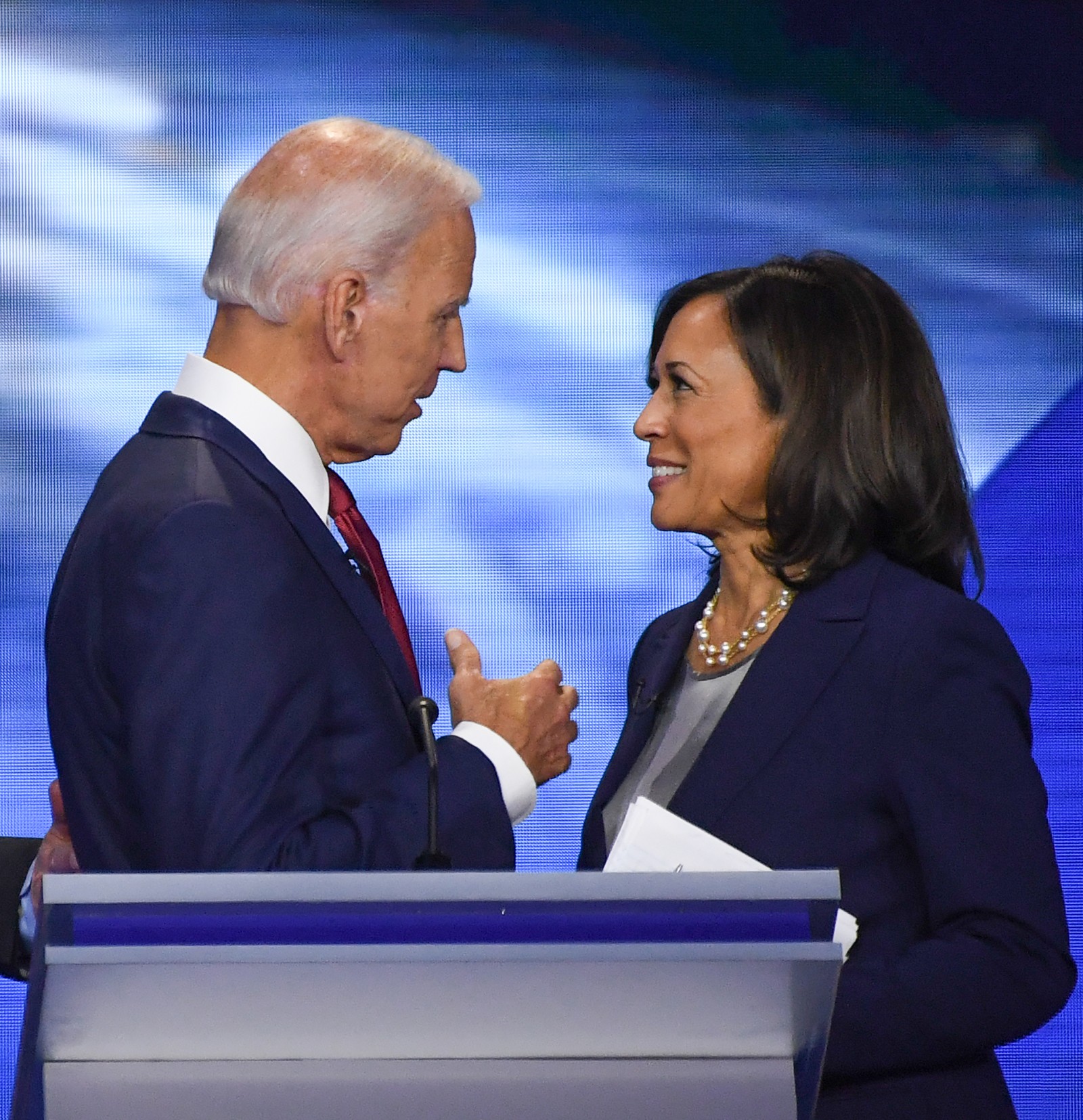 "Sei o quanto Beau (Biden, o falecido filho do ex-vice-presidente) respeitava Kamala e seu trabalho e, para ser honesto com você, isso pesou na minha decisão (de escolhê-la)", disse Biden durante sua primeira aparição com Harris como companheiros de chapaAFP