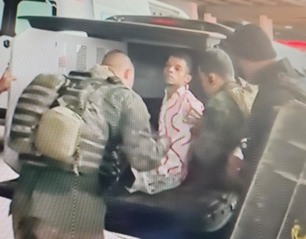 Momento em que sequestrador é preso após se entregar e libertar reféns — Foto: Reprodução