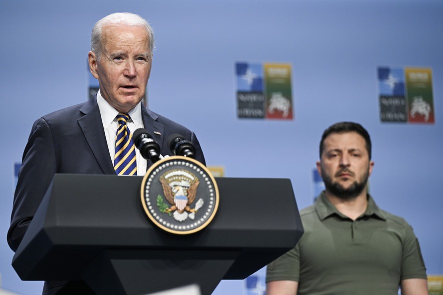 O presidente dos EUA Joe Biden (à esquerda) e o seu homólogo ucraniano Volodymyr Zelensky (à direita)