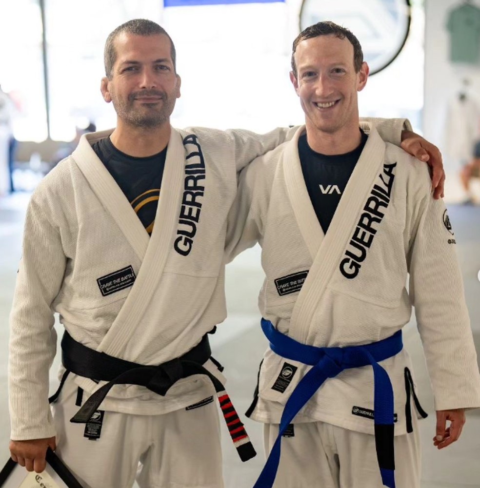Mark Zuckerberg posa com Dave Camarillo em cerimônia de graduação de faixa no jiu-jítsu — Foto: Reprodução/Instagram