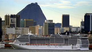 O navio de cruzeiro MSC Preziosa, durante uma escala no porto do Rio de Janeiro, em 2022 — Foto: Fabiano Rocha / Agência O Globo