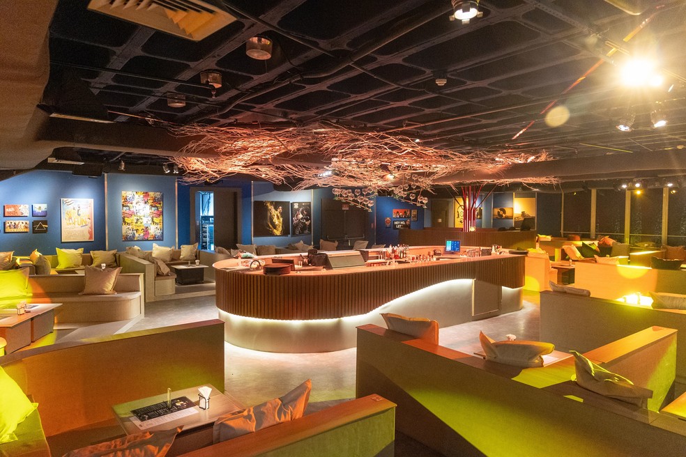 O salão do Madame Beach Club conta com lounges em torno de um bar — Foto: Divulgação