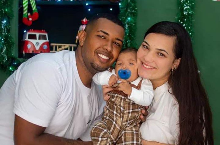 Filipe Rodrigues e Rayssa dos Santos Ferreira com o filho