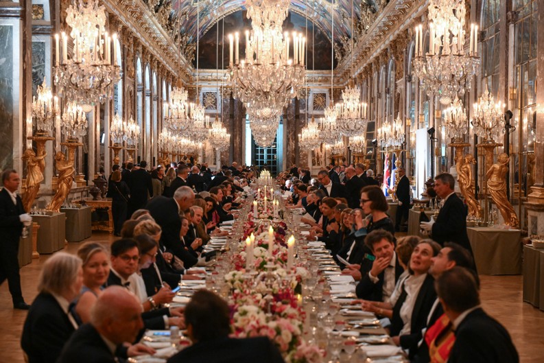 Jantar de gala no Palácio de Versalhes reuniu empresários, políticos e estrelas no Palácio de Versalhes — Foto: AFP