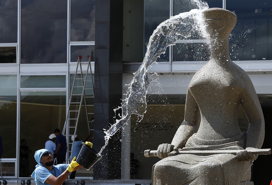 Limpeza da escultura 'A Justiça', de Alfredo Ceschiatti