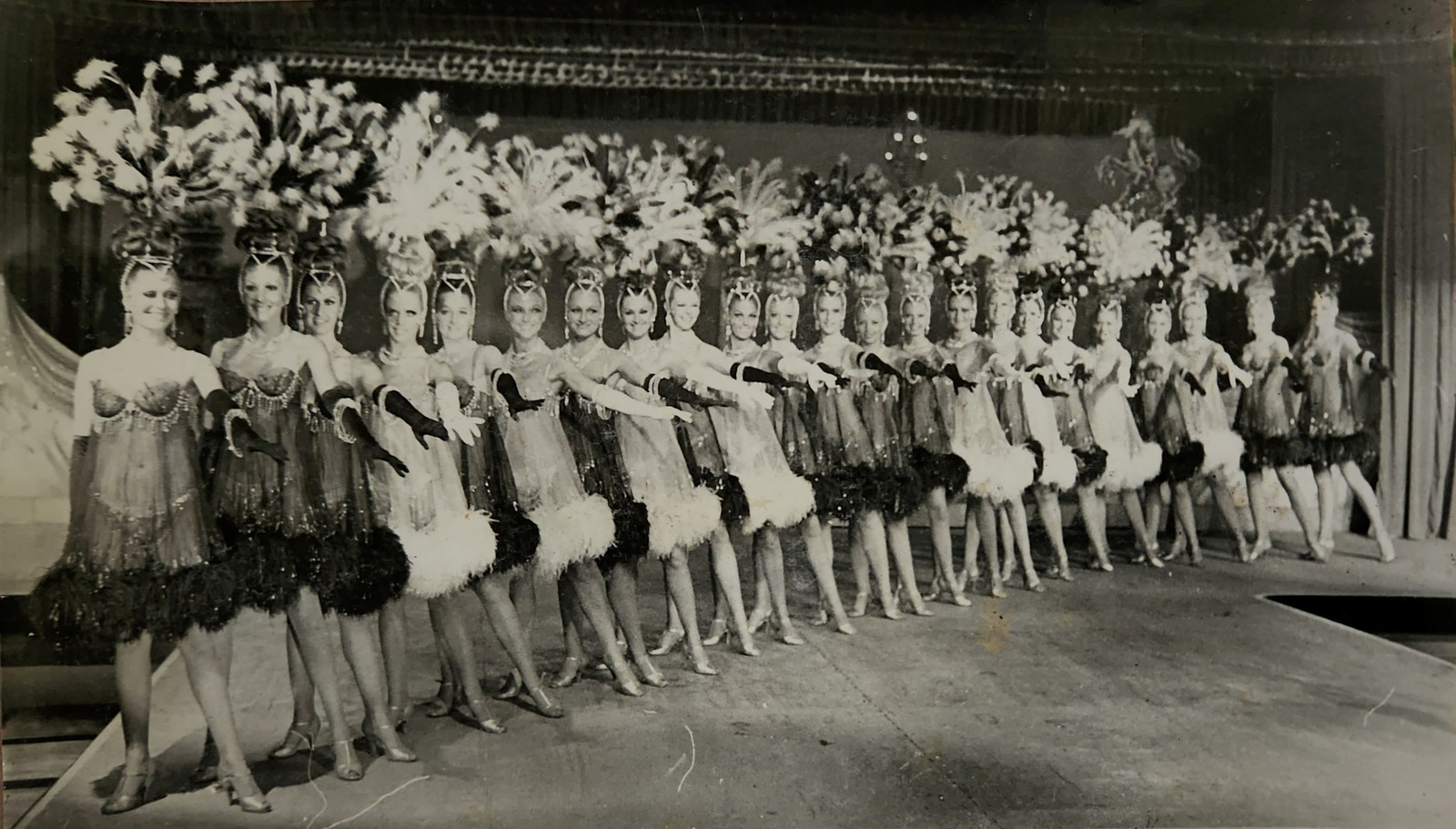 Dançarinas francesas do Moulin Rouge estiveram na casa nos anos 1970 — Foto: Reprodução / Acervo Canecão