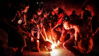 Comitê encarregado do festival "Up Helly Aa" anunciou ano passado que suspenderia proibição de mulheres participarem da procissão — Foto: Andy Buchanan / AFP