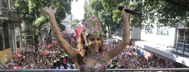 A cantora Anitta comanda bloco na manhã deste sábado (17), no Centro do Rio — Foto: Domingos Peixoto