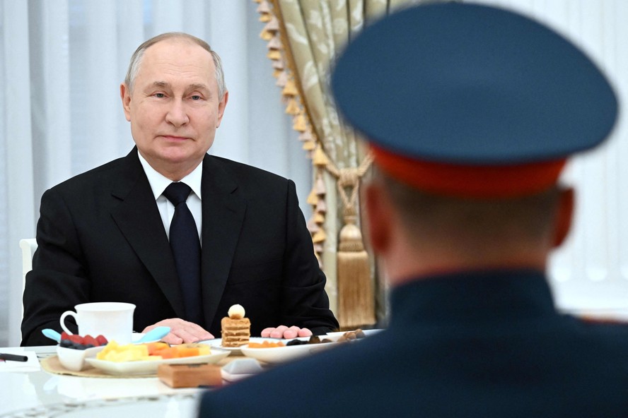 Vladimir Putin se encontrou com militares russos que serviram na Ucrânia nesta sexta-feira