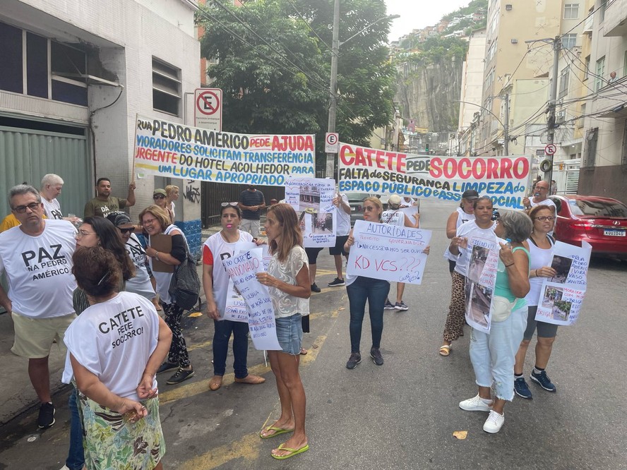 Moradores e comerciantes do Catete manifestaram nesta segunda-feira