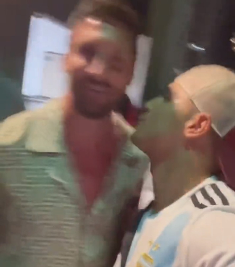 Lionel Messi é beijado por torcedor ao deixar restaurante em Miami