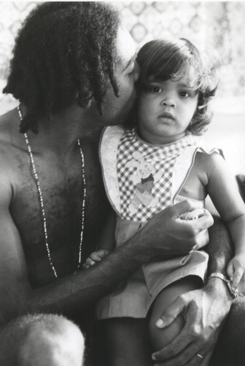 Gilberto Gil com a filha Preta em 1976 - Foto de Chico Nelson