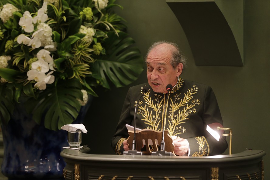 O escritor Ruy Castro faz seu discurso de posse na Academia Brasileira de Letras