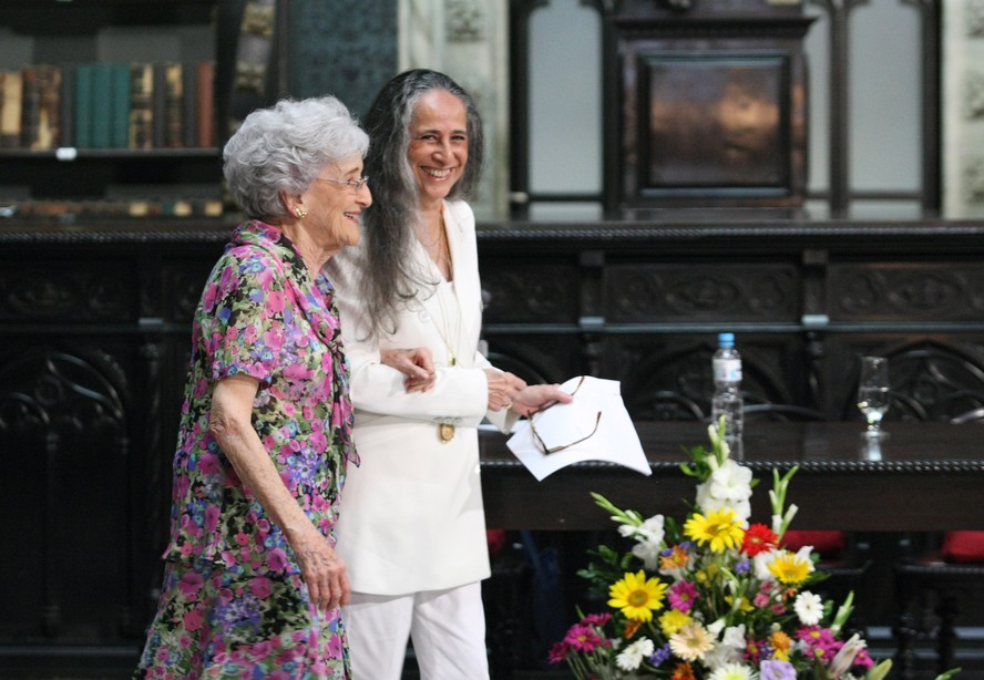 Cleonice Berardinelli e Bethânia no lançamento do livro 'Fernando Pessoa - Antologia Poética', no Real Gabinete Português.