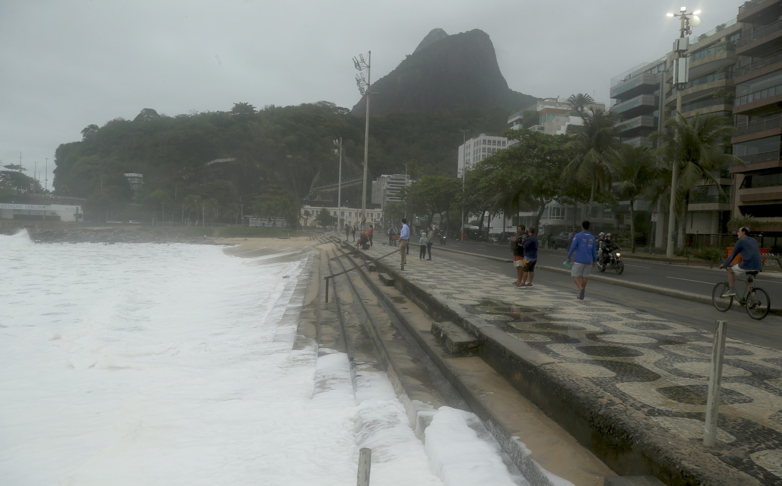 As ondas fortes na praia — Foto: Fabiano Rocha / Agência O Globo