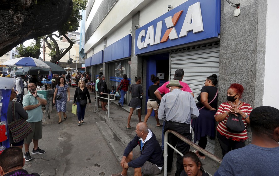 Moradores de Madureira, no Rio, fazem fila para receber primeira parcela de R$ 600 do Auxílio Brasil