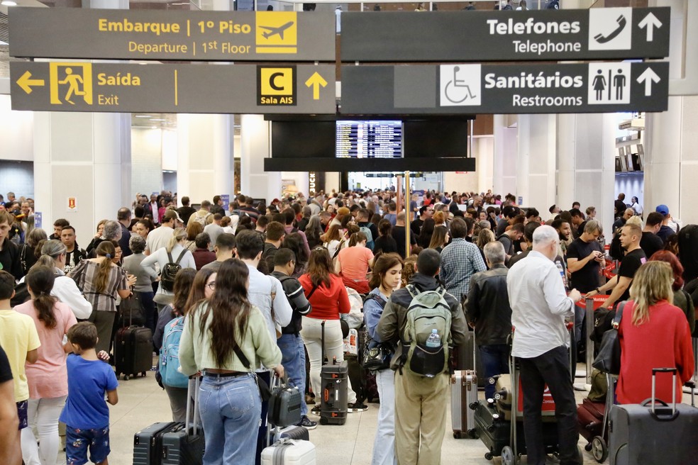 Passageiros lotam o Aeroporto Santos Dumont em dia de neblina no Rio, em meados de agosto: terminal opera no limite de sua capacidade — Foto: Fabio Rossi / Agência O Globo