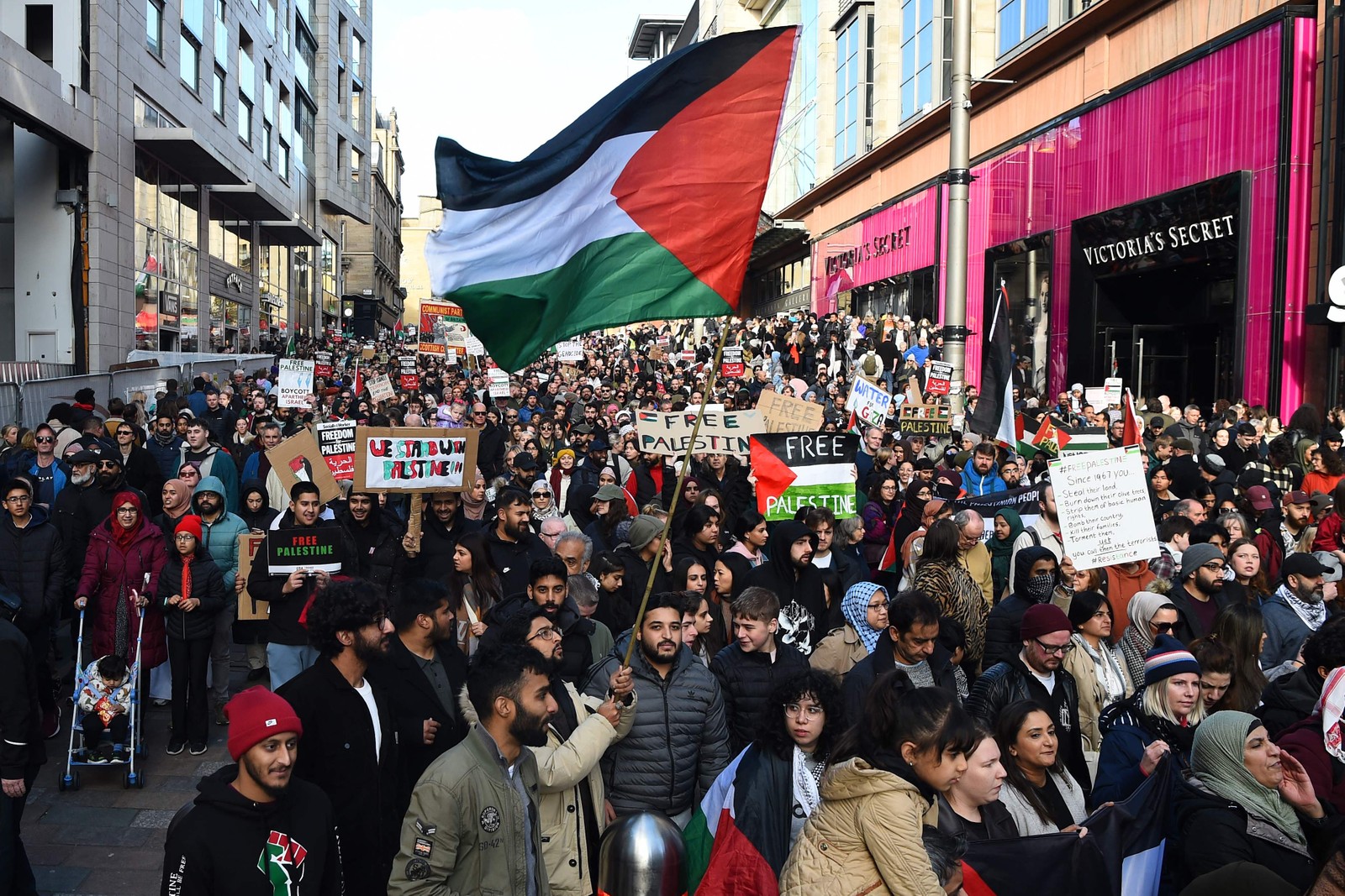 Manifestação pró-Palestina acontece também em Glasgow, Escócia — Foto: Andy Buchanan/AFP