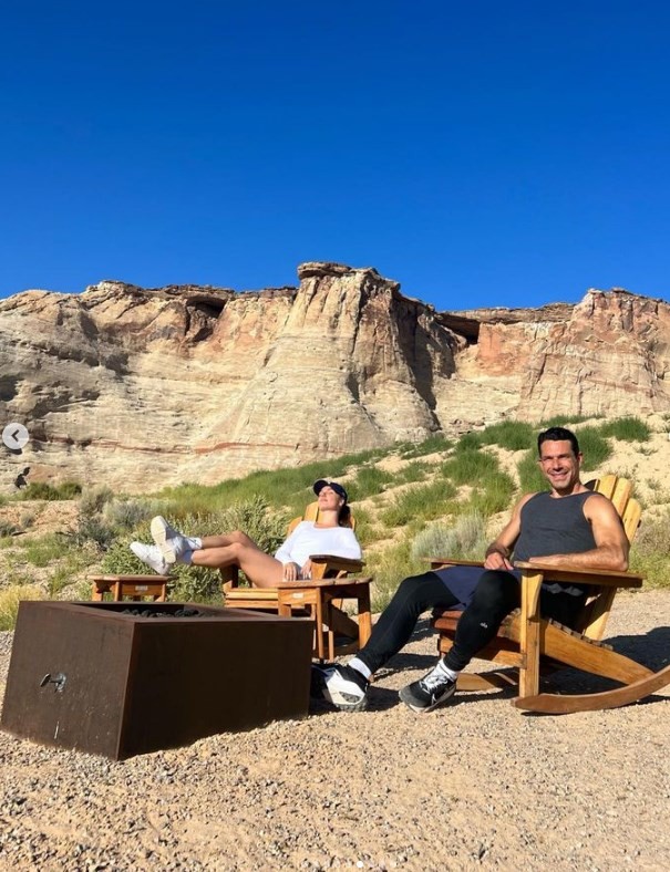 Isis Valverde e Marcos Buaiz no deserto — Foto: Reprodução/Instagram