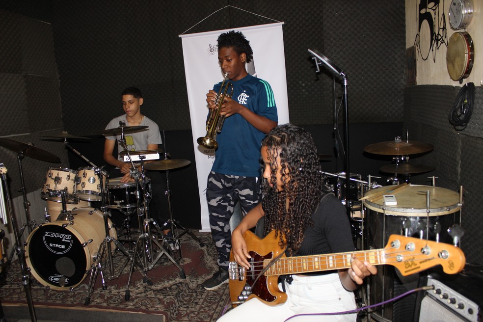 Isaac Nascimento na bateria, Lázaro Teixeira com seu trompete e Ana Beatriz Souza no contrabaixo — Foto: Divulgação/Eliane Dias